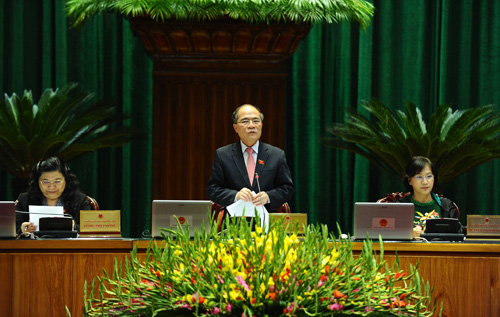 Chủ tịch Quốc hội Nguyễn Sinh Hùng (giữa) điều hành phiên chất vấn.
